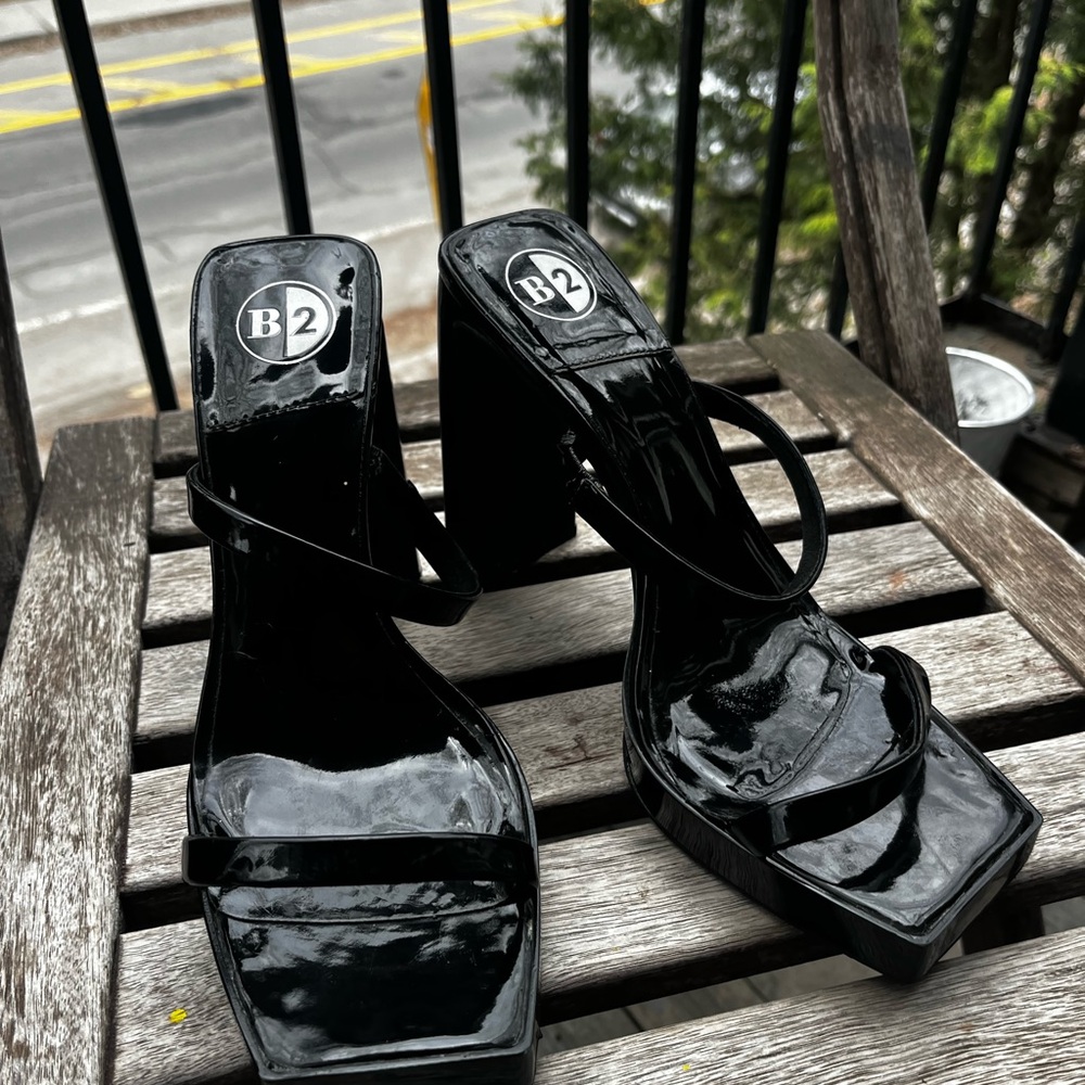 BROWNS— Women’s Black Patent Block Heel Sandals
